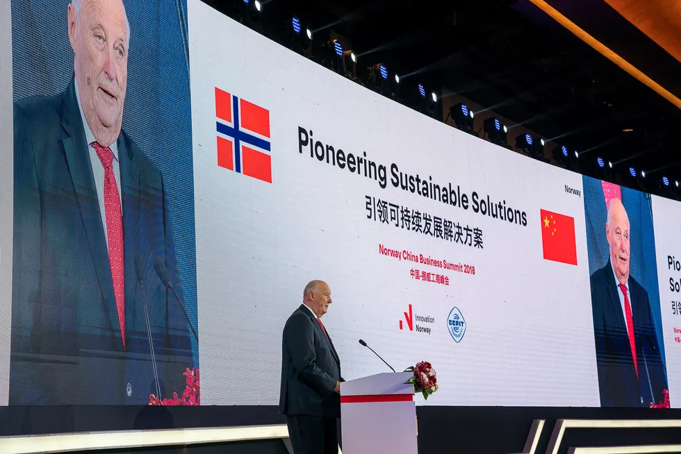 Kontraktene drysser inn for norske selskaper i Kina. 11 nye ble inngått onsdag under en høytidelig seremoni med Kong Harald til stede. Bildet er fra tirsdag da Kong Harald åpent Norway - China Business Summit 2018 i Beijing.