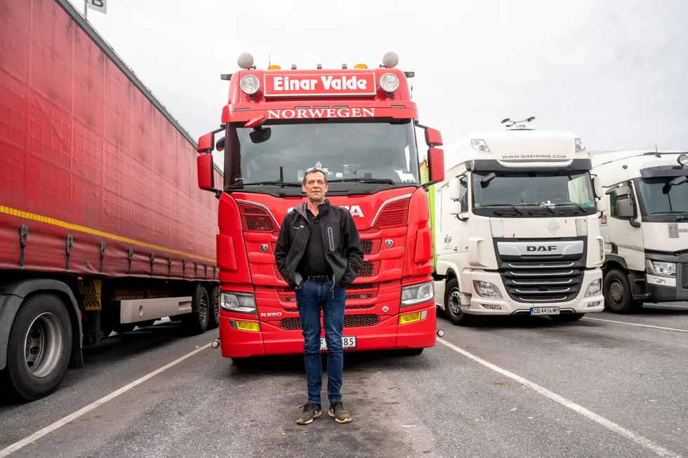– Det er nå færre utenlandske lastebiler på de europeiske veiene enn tidligere, sier trailersjåfør Halvard Østigård som nylig kom tilbake fra en tur til Nederland og Tyskland.