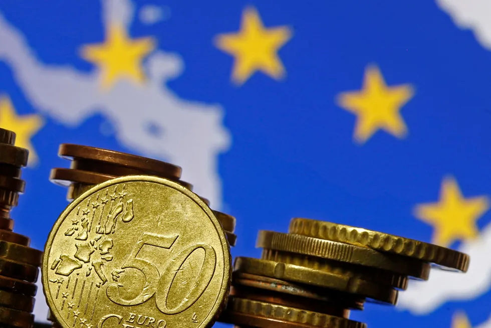 Euroen faller markant mot dollar fredag.