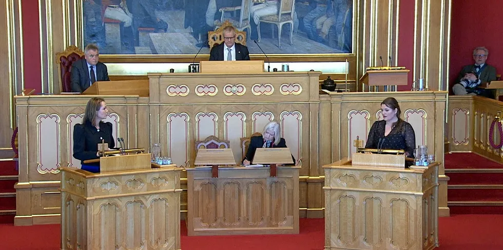 Til venstre: Linda Hofstad Helleland (H) stilte fiskeriminister Cecilie Myrseth (Ap) spørsmål om trafikklyssystemet under spørretimen på Stortinget.