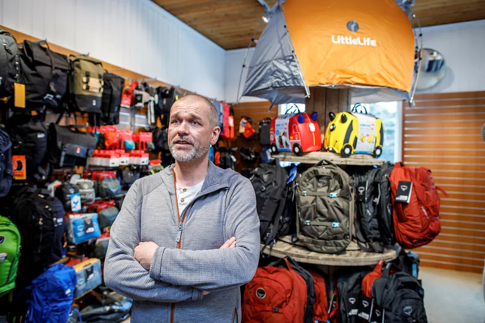 Raymond Haase er butikksjef på Nomaden i Oslo, og registrerer at camping og friluft for mange er en god erstatning for eksotiske reiser. Foto: Gunnar Blöndal
