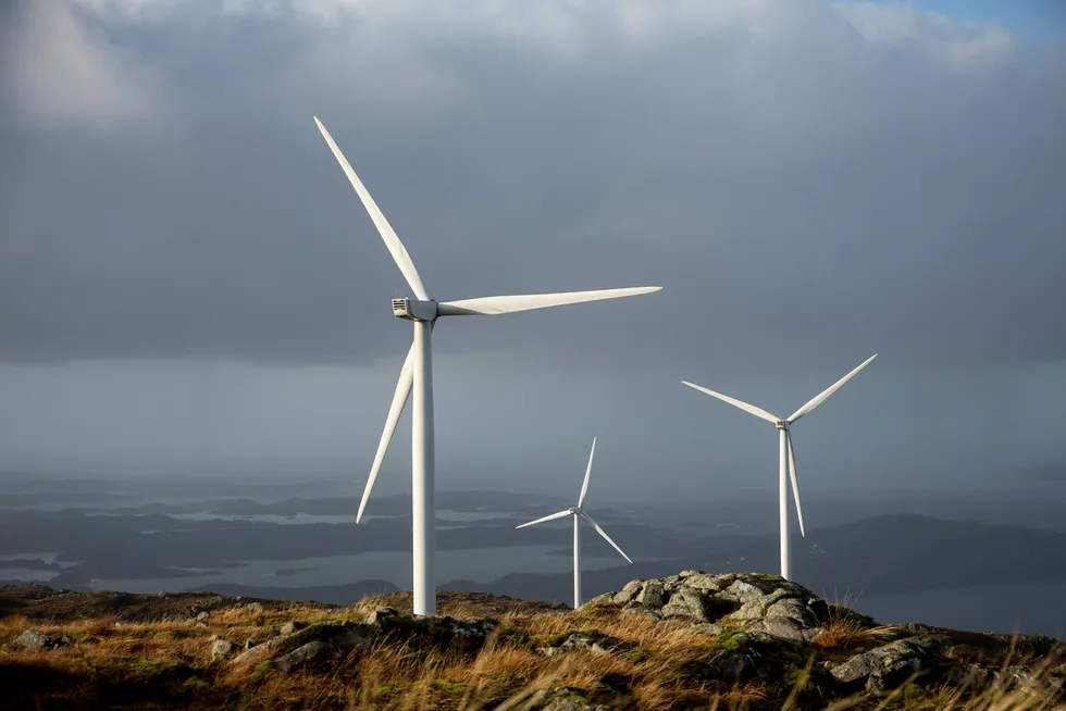 En typisk vindturbin som ble installert i Norge rundt 2010 produserer kraft tilsvarende forbruket til cirka 300 husholdninger, sier forfatteren. Her Midtfjellet vindpark på Fitjar. Foto: Eivind Senneset