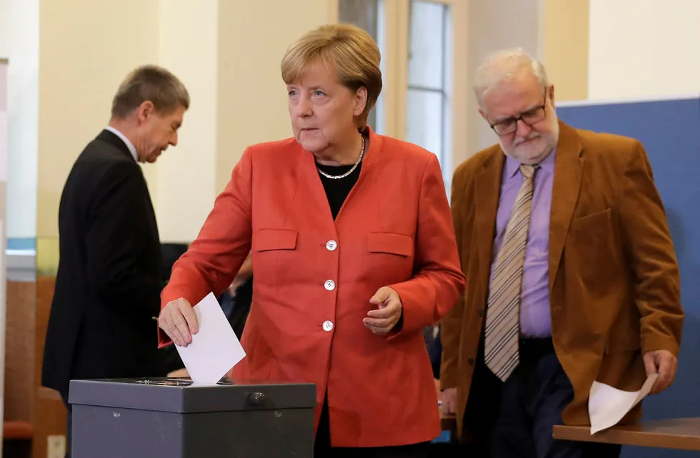 Forbundskansler Angela Merkel avla sin stemme i Berlin søndag. Partiet hennes CDU og søsterpartiet CSU, ble størst i det tyske valget. Foto: Markus Schreiber/AP/NTB Scanpix