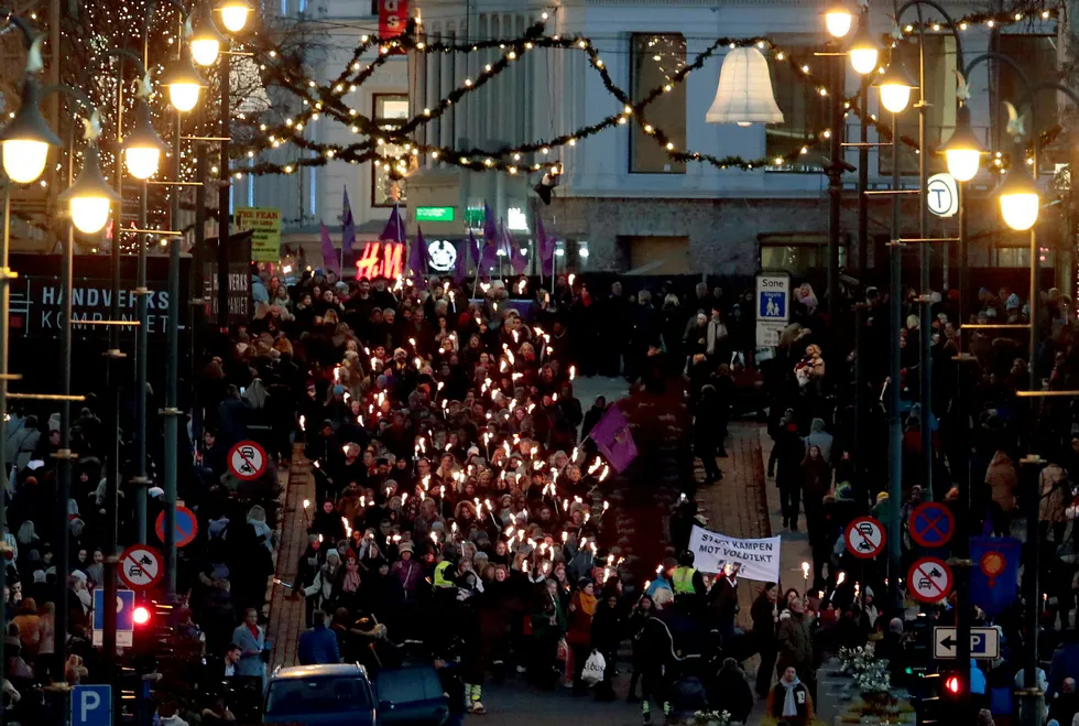 17 prosent av kvinner i Norge sier de er blitt seksuelt trakassert. Bildet er fra fakkeltog i Oslo i november mot trakassering og vold. Håkon Mosvold Larsen / NTB scanpix