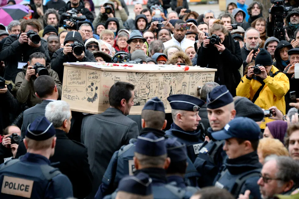 7. januar 2015 ble 12 drept i et terrorangrep på Paris-kontoret til satiremagasinet Charlie Hebdo. Kisten til tegneren Bernard «Tignous» Verlhac (57) blir ført til graven uken etter.