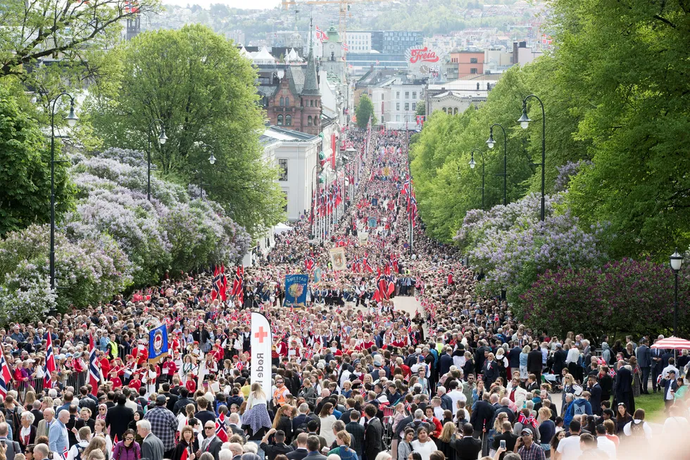 Om nesten 20 år er Norges befolkning forventet å passere 6 millioner. Her gå barnetoget å 17. mai oppover Karl Johans gate i Oslo sentrum. Foto: Terje Pedersen / NTB Scanpix