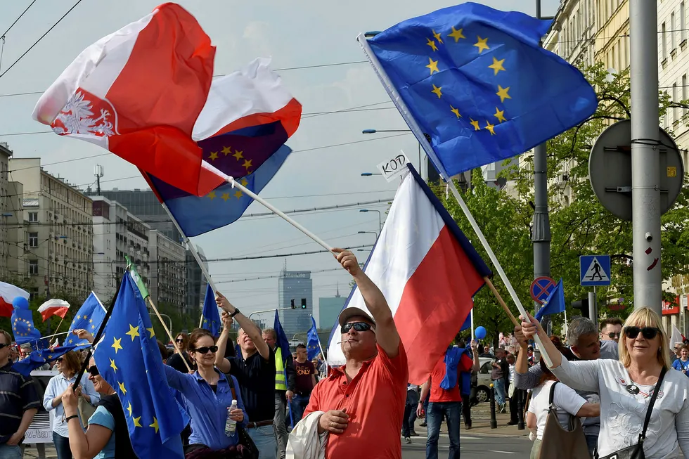 Demonstraner deltar i "frihetsmarsjen" i Warsawa 6. mai, i protest mot det de oppfatter som Pis-regjeringens trussel mot rettsstaten. Foto: JANEK SKARZYNSKI