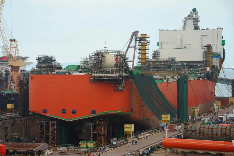 Equinor får pålegg av Petroleumstilsynet etter «alvorlige brudd» under byggingen av skroget til Johan Castberg-produksjonsskipet. Her er skipet på Sembcorp Marine-verftet i Singapore.