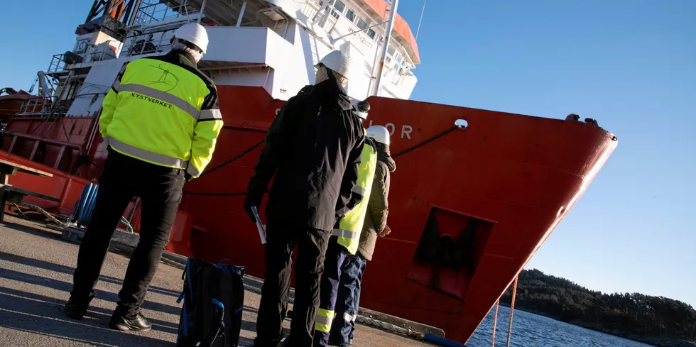 ØKT SIKKERHET: Sjøfartsdirektoratet og Kystverket har nå utarbeidet forslag til en maritim strategi for digital sikkerhet. Bildet viser Interpol og Sjøfartsdirektoratet på inspeksjon.