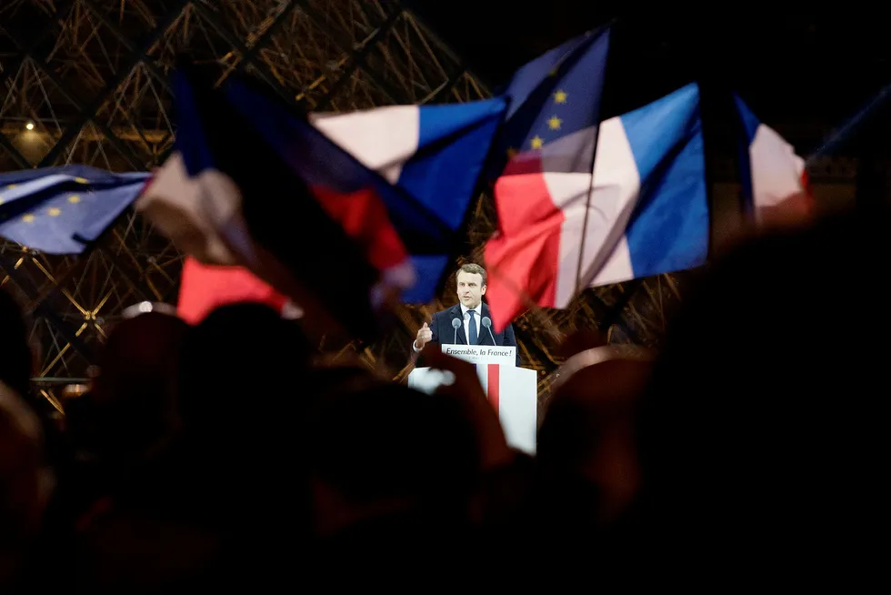 Emmanuel Macron feiret seieren ved Louvre i Paris med sine velgerne natt til mandag. Foto: Linda Næsfeldt