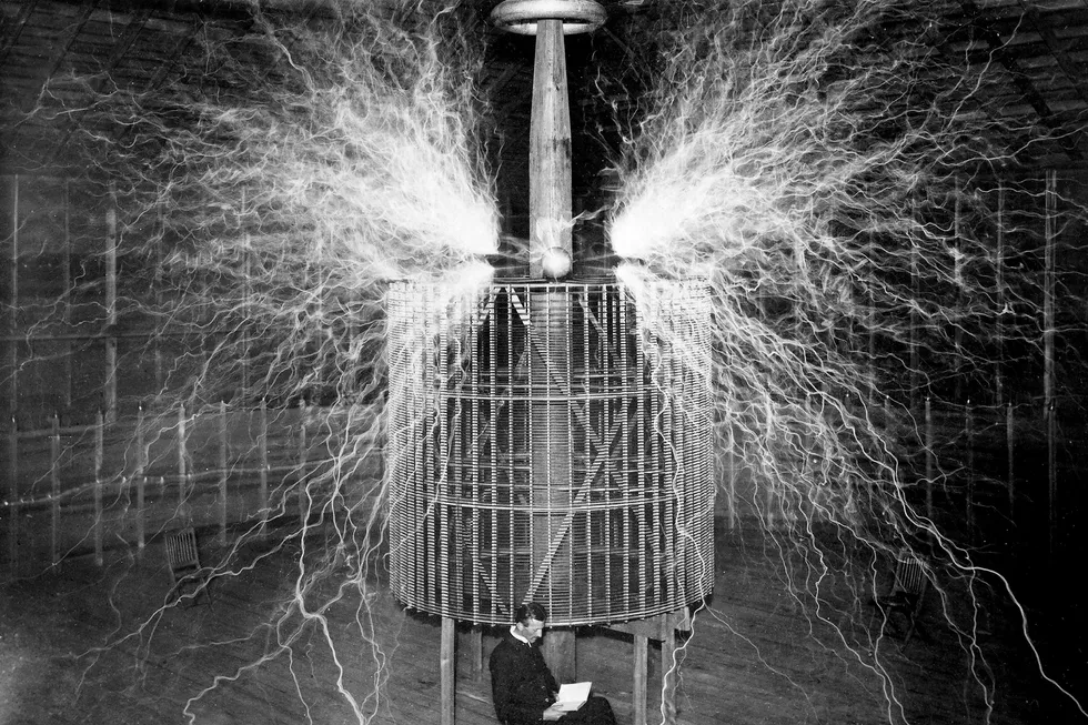 «Vi trenger kunstens metoder, som for eksempel visualisering. Den britiske fysikeren Michael Faraday, den serbisk-amerikanske elektroingeniøren Nikola Tesla og den britiske fysikeren og matematikeren Stephen Hawking har alle fortalt at de visualiserte sine teorier før de satte i gang teoretisk arbeid», skriver kronikkforfatteren. Bildet viser Tesla i sitt laboratorium i Colorado Springs i 1899. Foto: Stefano Bianchetti/Corbis/Getty Images