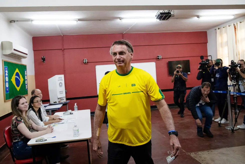 President Jair Bolsonaro hadde fått 43,3 prosent da nær 99,6 prosent av stemmene var talt opp i valget i Brasil. Det var langt bedre enn det som ble spådd i forkant.
