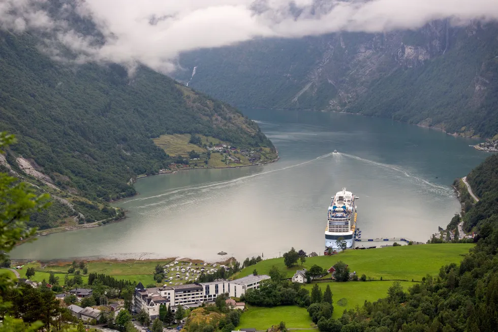 Vi må hindre at utenlandske operatører skummer fløten av norsk reiseliv, skriver forfatterne. Her er cruiseskipet «Anthem of the Seas» i Geiranger.