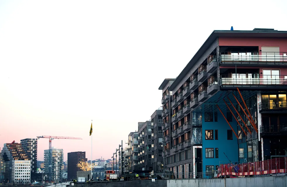You Hong Bei har akkurat overtatt leiligheten på Sørenga, som ligger i toppetasjen til høyre i dette bygget. Foto: Per Ståle Bugjerde
