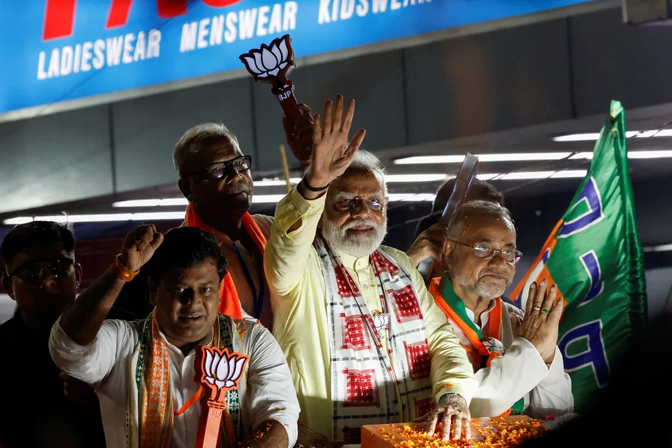 Indias statsminister og regjeringsalliansen ligger an til å vinne valget. En bekreftelse er ventet på tirsdag.