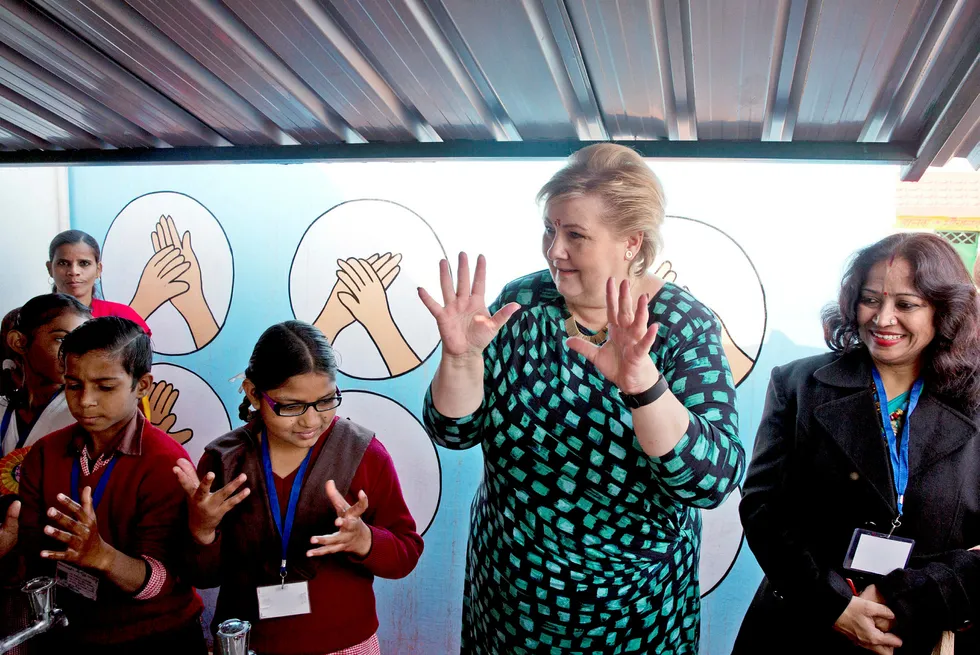 Nær 140 norske næringslivsrepresentanter er på tur med Erna Solberg til India, med ambisjoner om å knytte tettere bånd til den hurtigst voksende økonomien i G20-gruppen. Her besøker Solberg en barneskole i utkanten av New Delhi 7. januar.