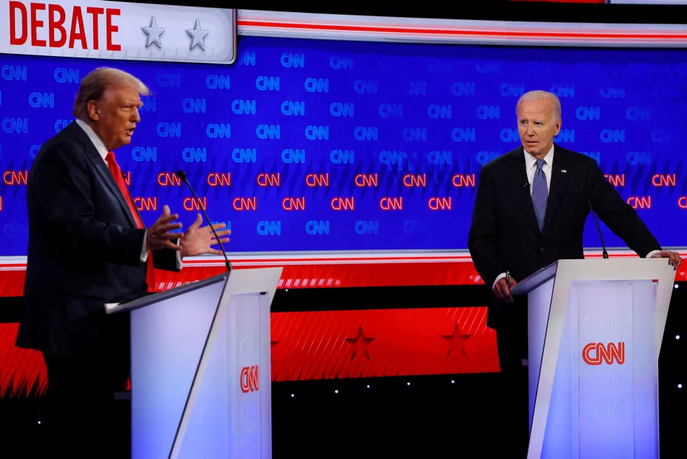 President Joe Biden (til høyre) under debatten med presidentkandidat og tidligere president Donald Trump.