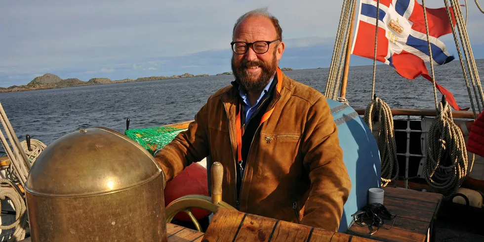 Til ære for fotografen styrer Carl-Erik Arnesen verdens eldste seilende skonnert, «Anna «Rogde». Båten tok en onsdag kveld i juni med seg deltakere fra Stims Lofotseminar ut på fisketur på Vestfjorden i Nordland, like ved Stims hovedkvarter. Arkivfoto: Bent-Are Jensen