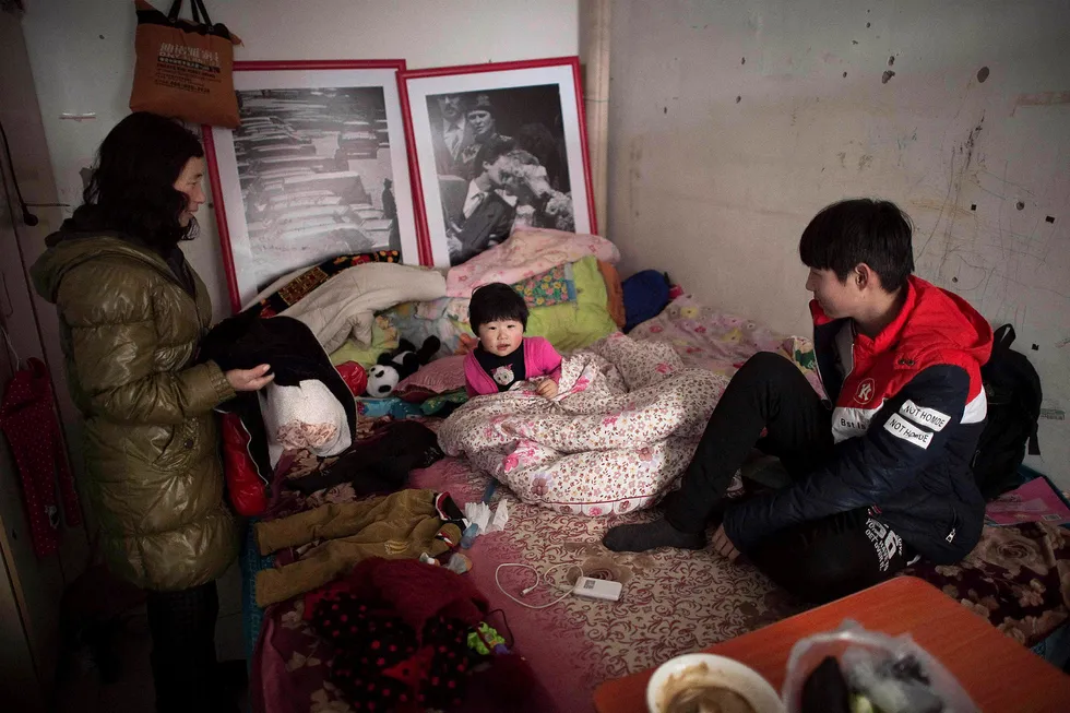 I en undersøkelse gjennomført av Fafo om hva kinesere flest mener om samfunnsutvikling, fordeling og ulikhet mener hele ni av ti kinesere at ulikhetene er altfor store. Her fra et hjem i Beijing hvor en hel familie deler dette ene rommet. Foto: Nicolas AsfouriAFP/NTB Scanpix