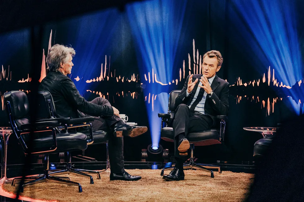 Programleder Fredrik Skavlan i samtale med Jon Bon Jovi under fredagens sending av «Skavlan».