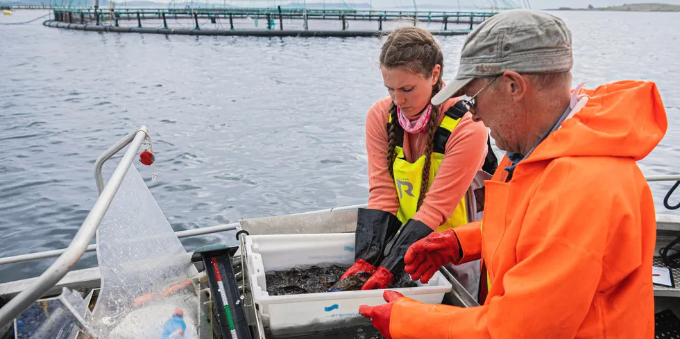 Eli-Ann Lund og Andreas Lund om bord på «Neskvikken». De ble kontrollert av Fiskeridirektoratet i Nedstrandsfjord.