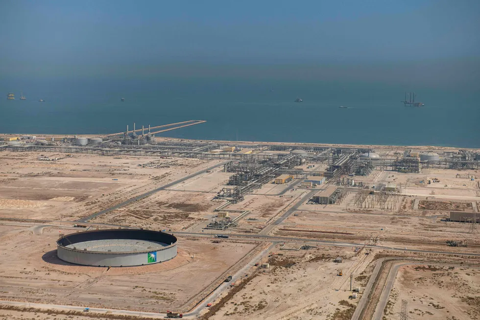 Saudi-Arabia gjør alt det kan for å stabilisere oljemarkedet. Avbildet er det statlige oljeselskapet Saudi Aramcos oljeanlegg Safaniya og Tanajib i Fadhili i den østlige provinsen i Saudi-Arabia.