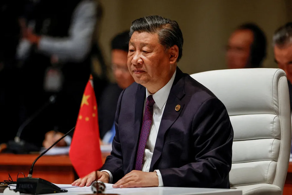 Kinas president Xi Jinping er under økende press, med kritikk fra tidligere kommunisttopper og advarsler fra nobelprisvinner Paul Krugman om en mulig økonomisk krise. Her fra BRICS-møtet i Sør-Afrika i slutten av august.