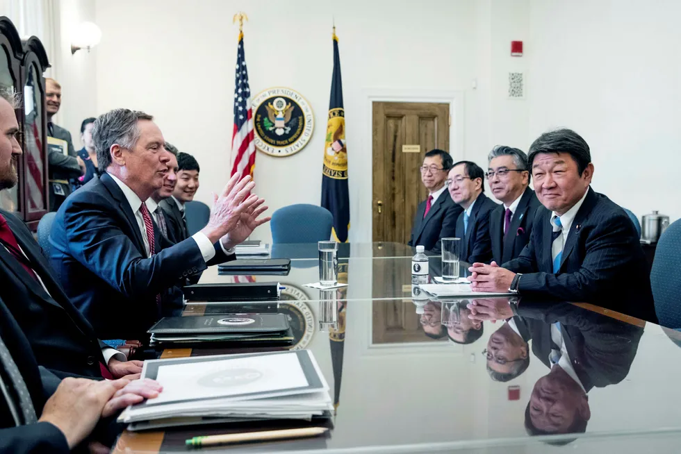 USAs handelsrepresentant Robert Lighthizer (i midten til venstre), og Toshimitsu Motegi, Japans økonomiminister (til høyre), holder det første møtet i Washington torsdag 9. august.