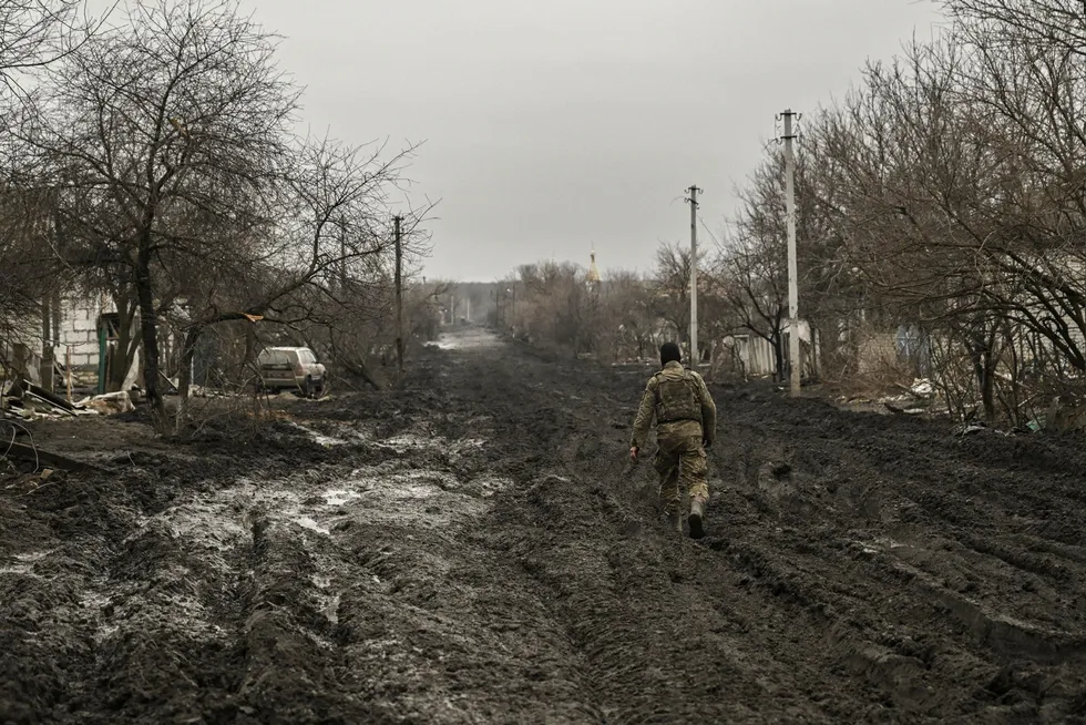 Barn og andre tilfeldige sivile blir drept og skadet, ofte i mange tiår etter at kriger er over, ifølge skribentene. Bilde fra Bakhmut i Donbas i Ukraina.