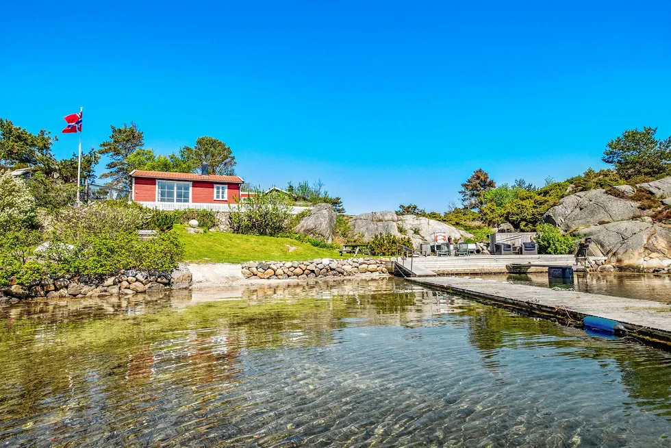 Den 48 kvadratmeter store hytta ved Høvåg i Lillesand kommune ligger ute for salg med en prisantydning på 6,95 millioner kroner.
