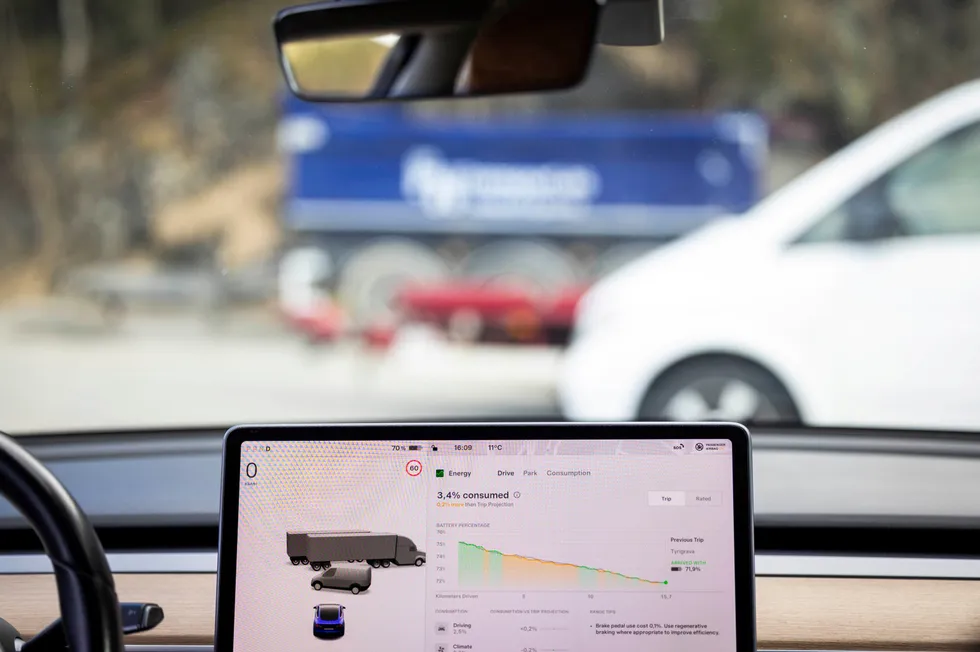 Teslas «Full Self Driving»-produkt «ser» bilene foran og viser dem på bilens skjerm.