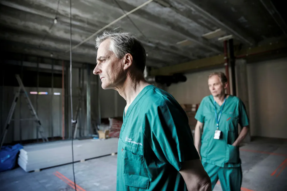 Ap-leder Jonas Gahr Støre, her med avdelingsoverlege Erik Fosse ved Intervensjonssenteret på Rikshospitalet. Foto: Linda Næsfeldt