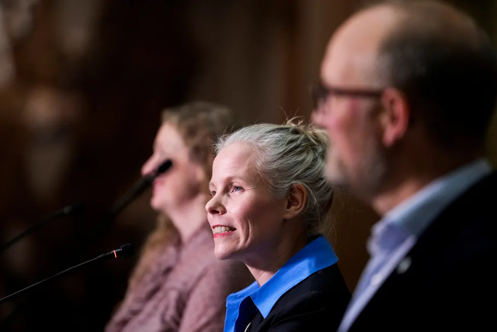 Tuva Moflag (Ap), Kristi Bergstø (SV) og André Myhrvold (Sp) på Stortinget etter at SV og regjeringspartiene søndag kom til enighet om statsbudsjettet for 2025.