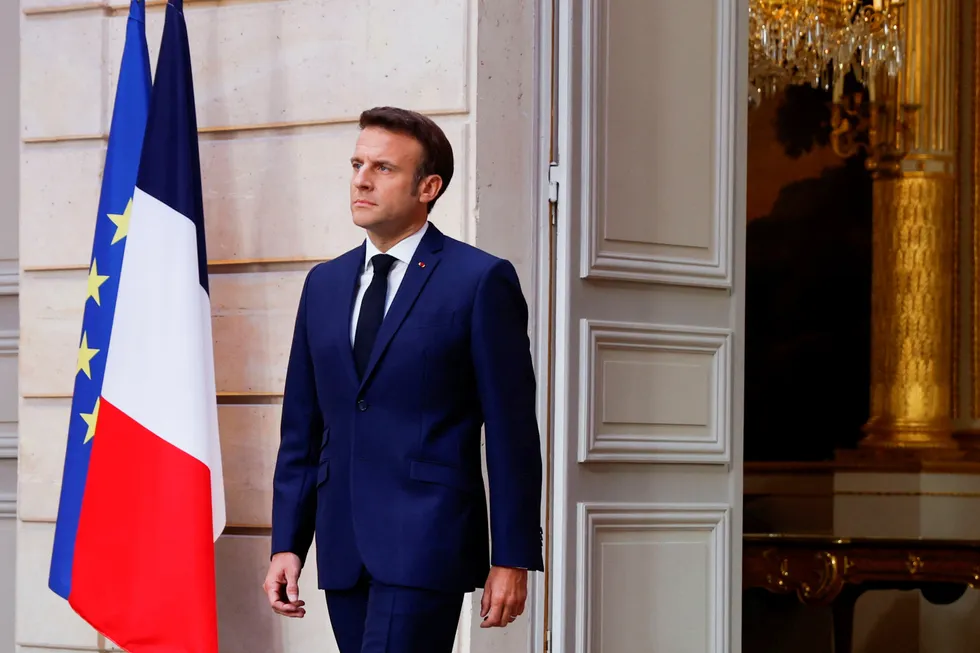 Frankrikes president Emmanuel Macron ankommer innsettelsesseremonien.