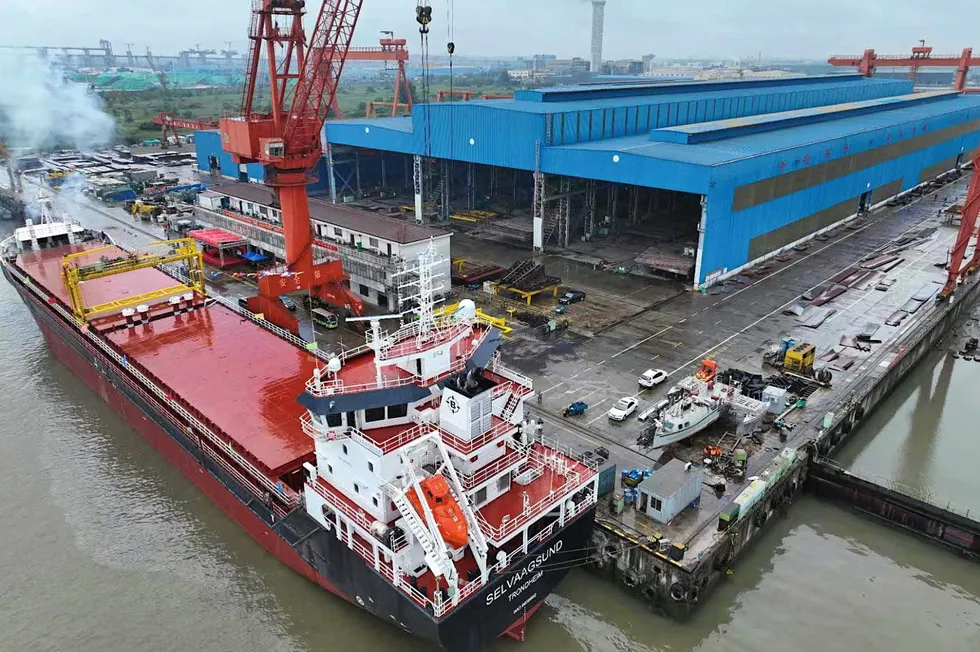 Berge Rederis nybygg MV Selvaagsund ved kai hos det kinesiske verftet Dayang Offshore Equipment Co.