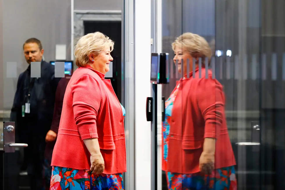 Statsminister Erna Solberg på vei inn til pressekonferanse for å legge frem gjenåpningsplan for Norge.