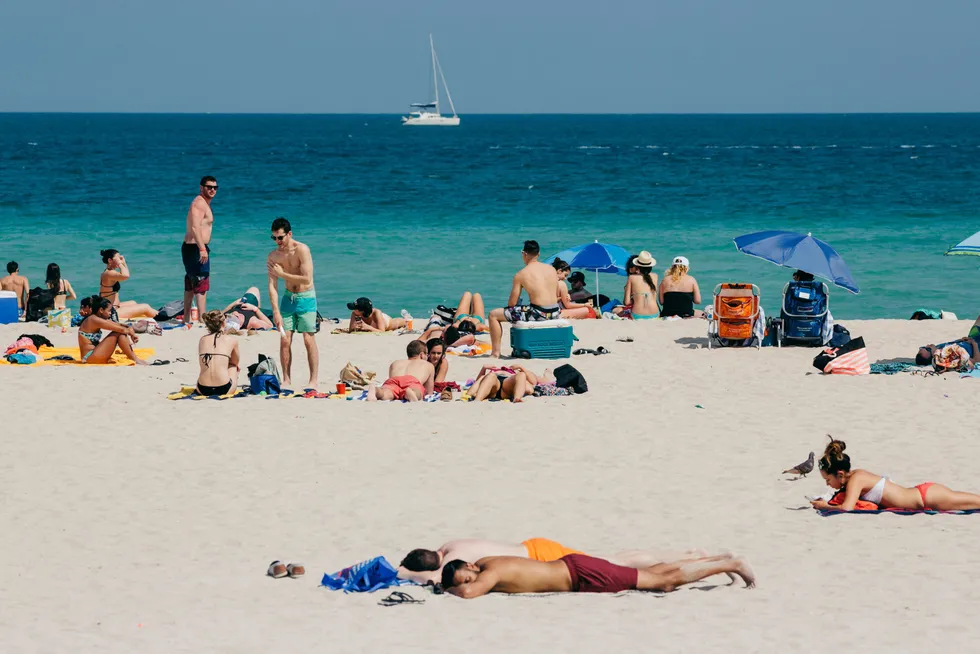 Uten reiseforsikring kan alvorlig sykdom ende i økonomisk ruin i land som USA, her Miami Beach i Florida. Men det er ikke bare reiseforsikringen nordmenn nå kutter for å spare penger.