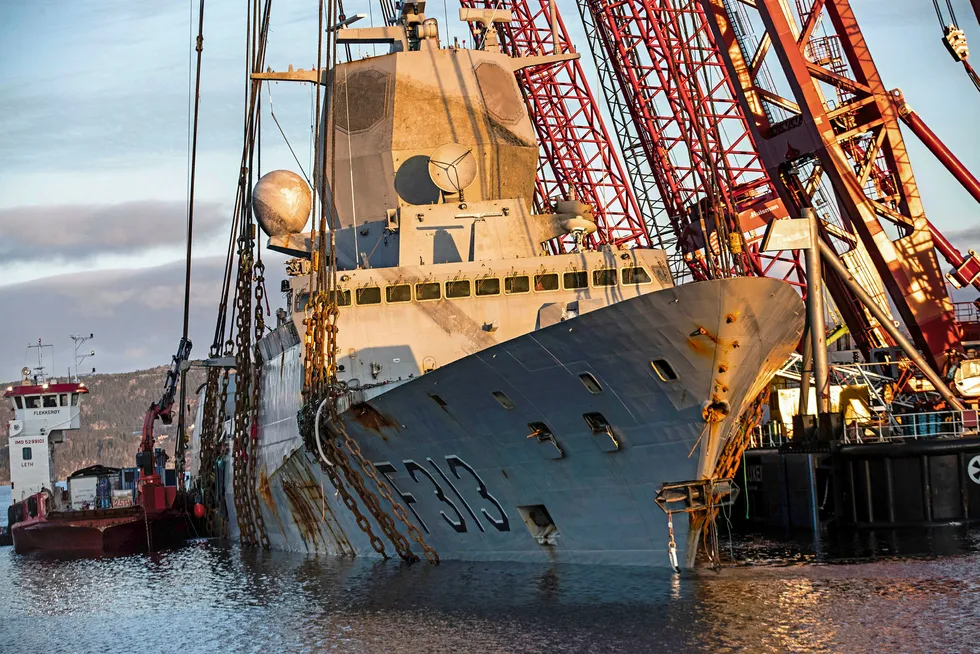 Regjeringen har allerede nå tatt initiativ til å utrede om vi kan ta penger fra Oljefondet til å bygge nytt regjeringskvartal og til å erstatte fregatten «Helge Ingstad» som sank.