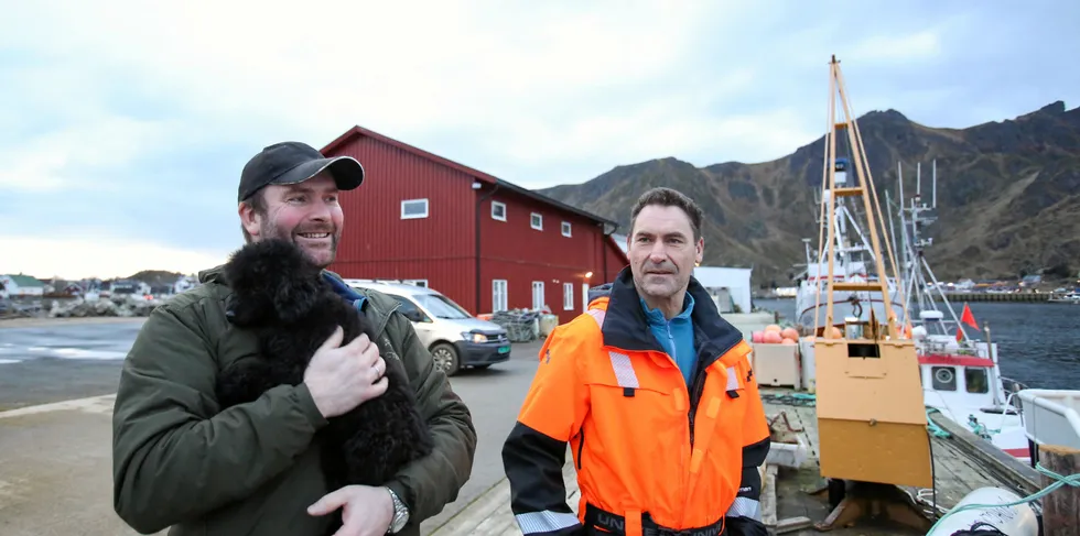 Sjarkfiskerne Arnt Johansen (til venstre) og Ole Jacob Wangsvik fra Ballstad er blant stadig færre fiskere som driver med helårig stamplinedrift. I år har de fisket over 200 tonn.