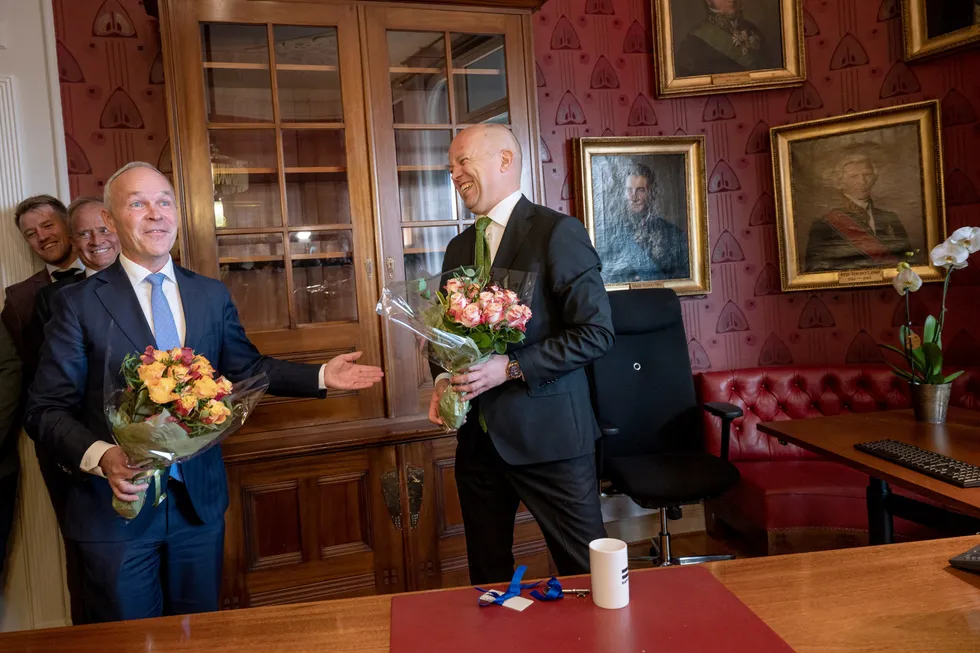 Trygve Slagsvold Vedum blir ny finansminister etter Jan Tore Sanner (til venstre). I dette innlegget advarer artikkelforfatter Sanner Vedum mot å øke bruken av oljepenger.