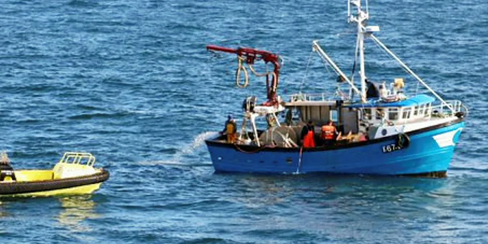 VANNINNTRENGNING: Kystvakten fikk fiskefartøyet «Rosa Jade» trygt tilbake til havn i Berlevåg.