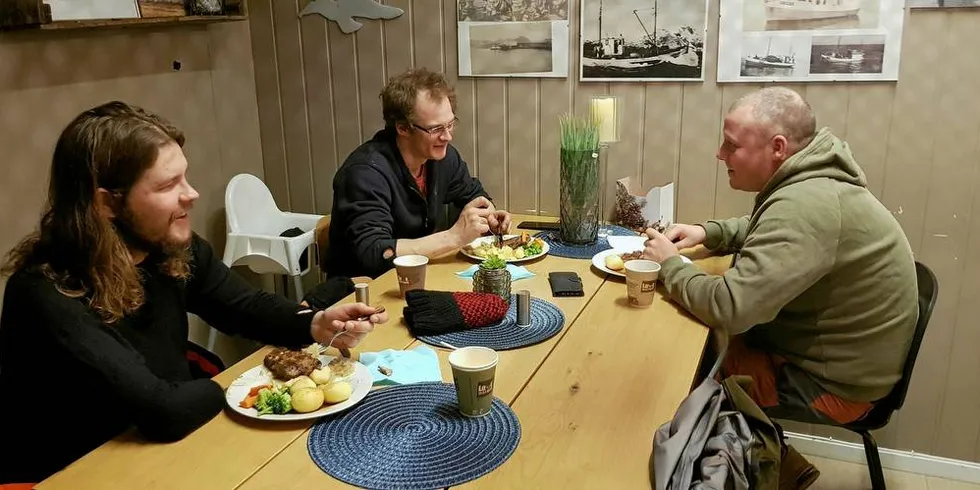 SPISER MIDDAG: Mannskapet på «Dennis Olai» fra Slenes i Lurøy kommune, spiser middag på den lokale butikken på Nordmela, etter endt sjøvær. Snart vil forbrukerne kreve at maten de spiser kan spores tilbake til båten fisken et tatt av. Derfor må det på plass bedre sporingsteknologi for hele næringen, mener Fiskeribladet.Foto: Eskild Johansen