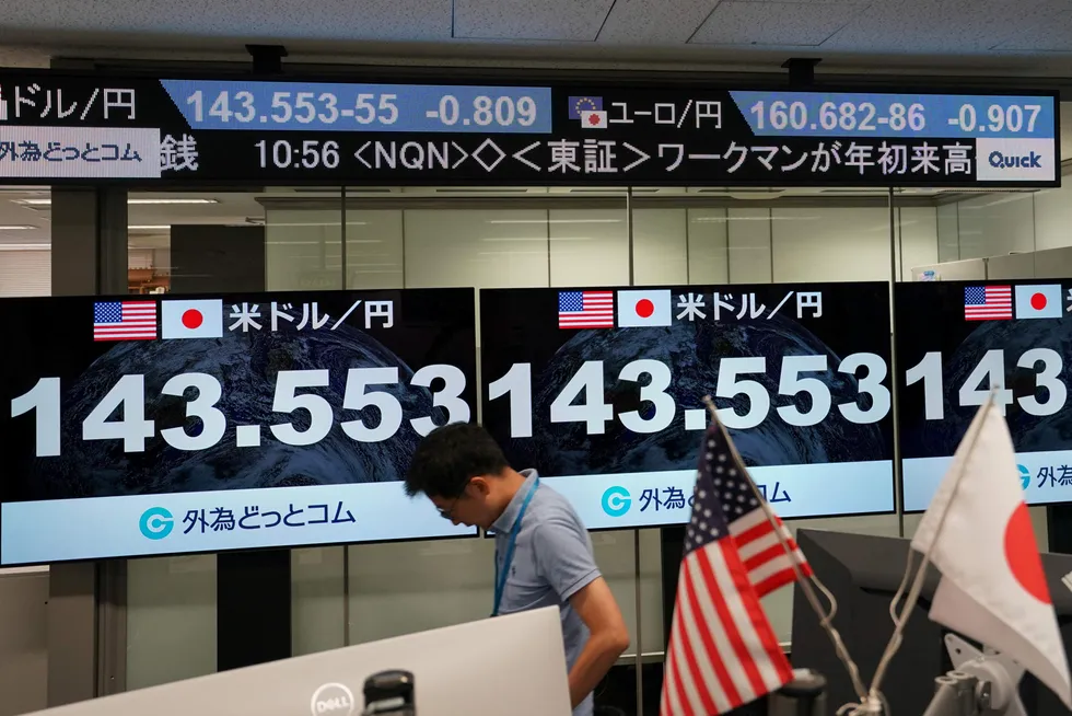 Yenkursen har styrket seg fra 162 mot en dollar til 143,5 i løpet av sommeren. Investorer ved Tokyo-børsen er nervøse. En sterkere yen kan gjøre japansk eksport mindre konkurransedyktige.