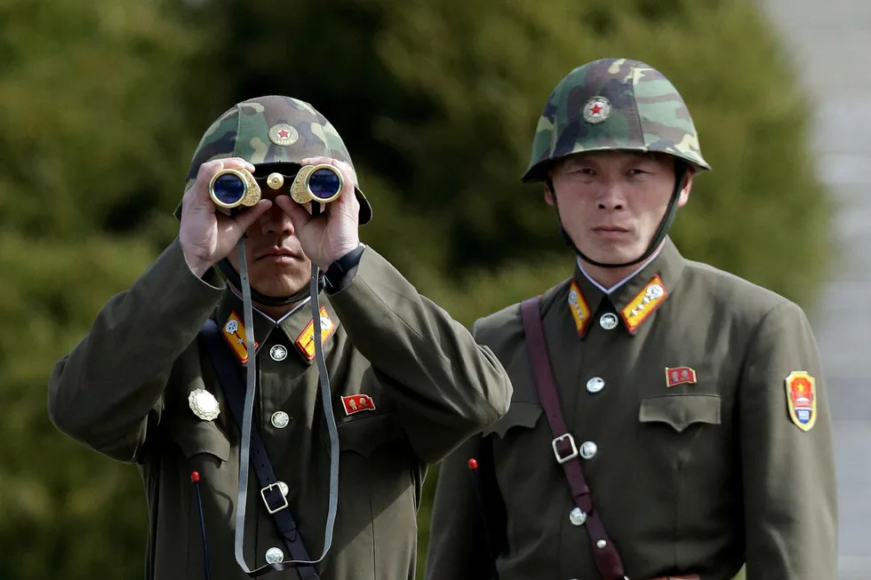 Forholdet mellom Nord-Korea og Malaysia er spent etter drapet på Kim Jong-nam. Bildet viser nord-koreanske grensesoldater. Foto: Lee Jin-man/AP photo/NTB scanpix