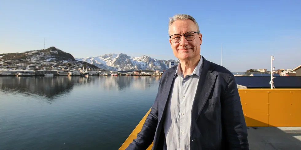 Olve Grotle, stortingsrepresentant for Høgre. Bilde tatt ved besøk hos filetfabrikken Primex, Myre hamn i bakgrunnen.