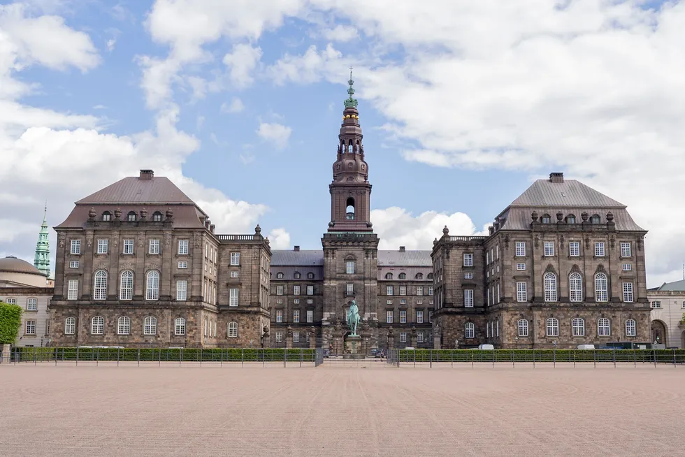 Målet for kampen om makten. Folketingsbygningen Christiansborg i København.