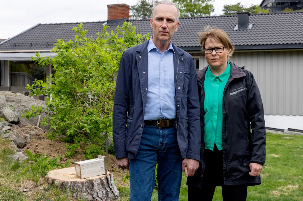 Lars Haugerud og kona Anne Skotte var i prosessen med å selge eiendommen på Hellerud i Oslo. Over natten ble det lagt ned byggeforbud i småhusplanområdene og verdien på familiens hjem har falt drastisk.