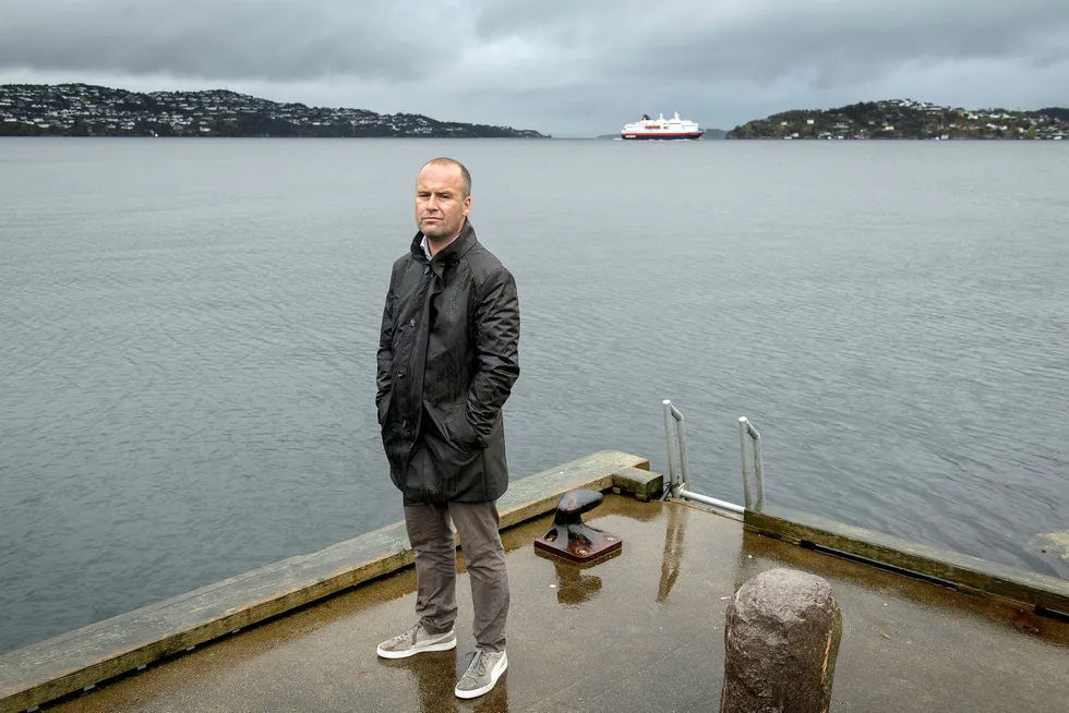 – Det er ingen regulering i internasjonalt farvann, sier en bekymret Aslak Berge, redaktør i Ilaks og Salmon Business. Her på kaien i Godvik utenfor Bergen.