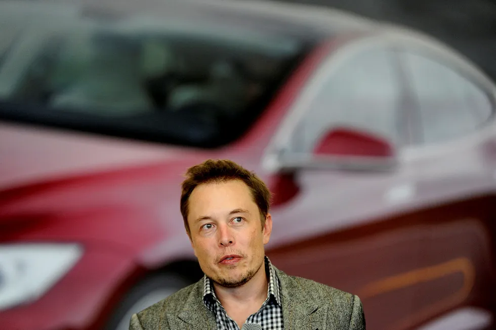 Tesla falt bratt på Wall Street fredag etter at konsernsjef Elon Musk nå saksøkes av det amerikanske finanstilsynet.
