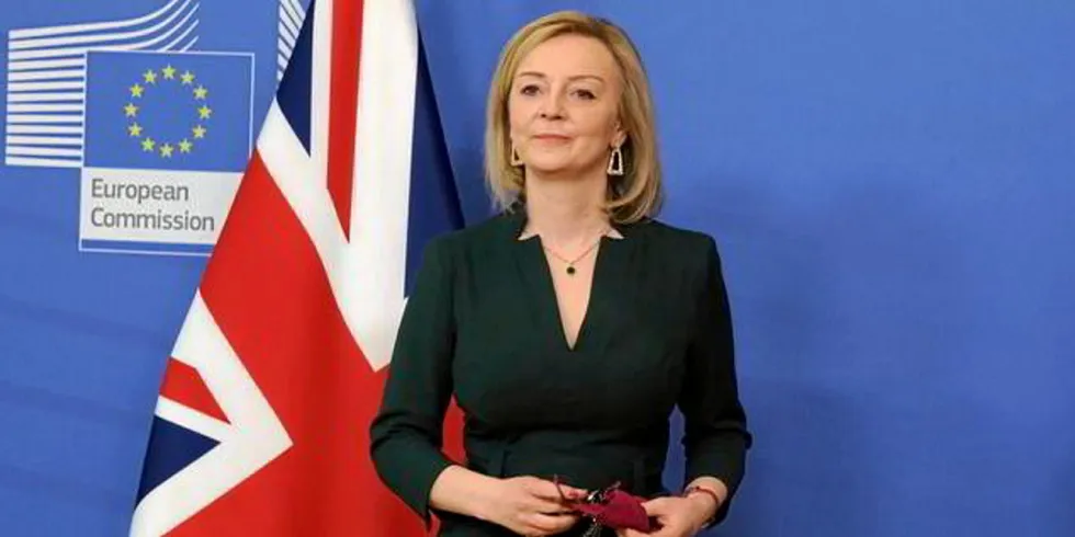 Tirsdagens kunngjøring fra Storbritannias utenriksminister Liz Truss kan sette hjulene i gang for en handelskrig mellom EU og Storbritannia, inkludert toll på politisk sensitiv skotsk laks.